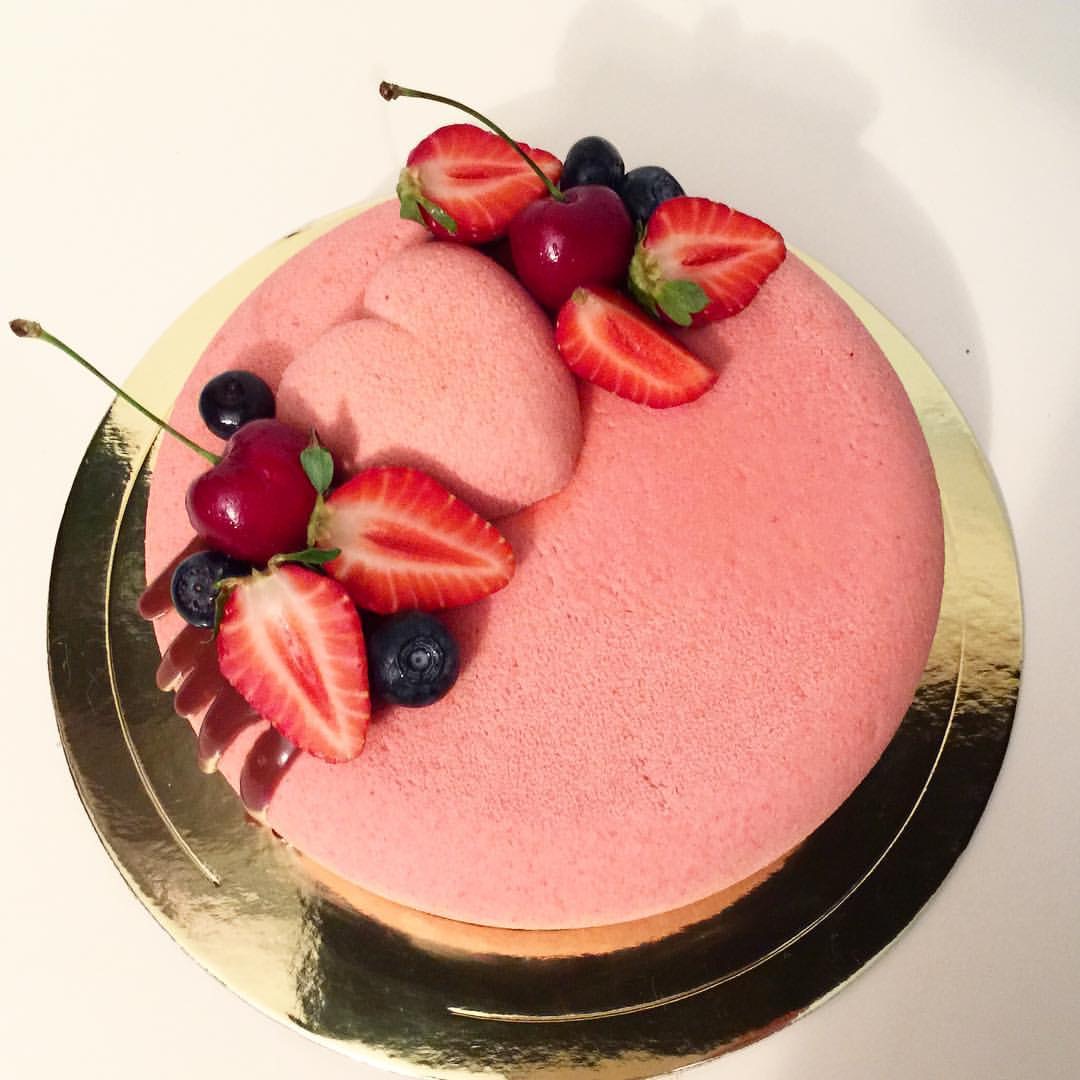 Розовый муссовый торт
