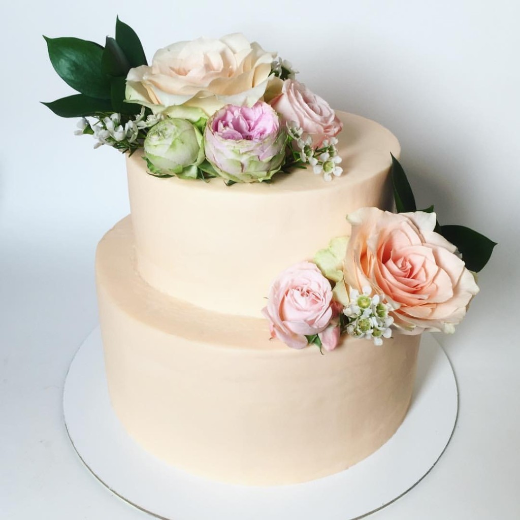 Нюдовый торт с живыми цветами